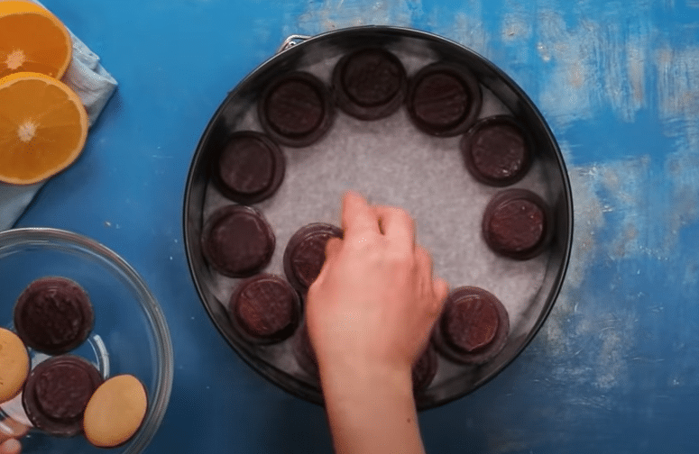 fantastična kremna torta z marmelado, piškoti in čokolado