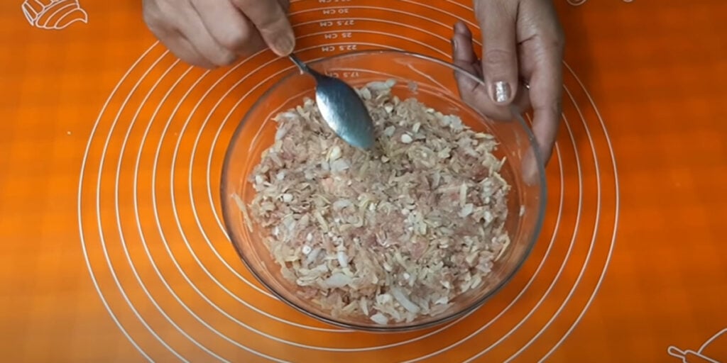 Praznični recept za ježke, polnjene z okusnim nadevom - na mizi bodo v središču pozornosti!