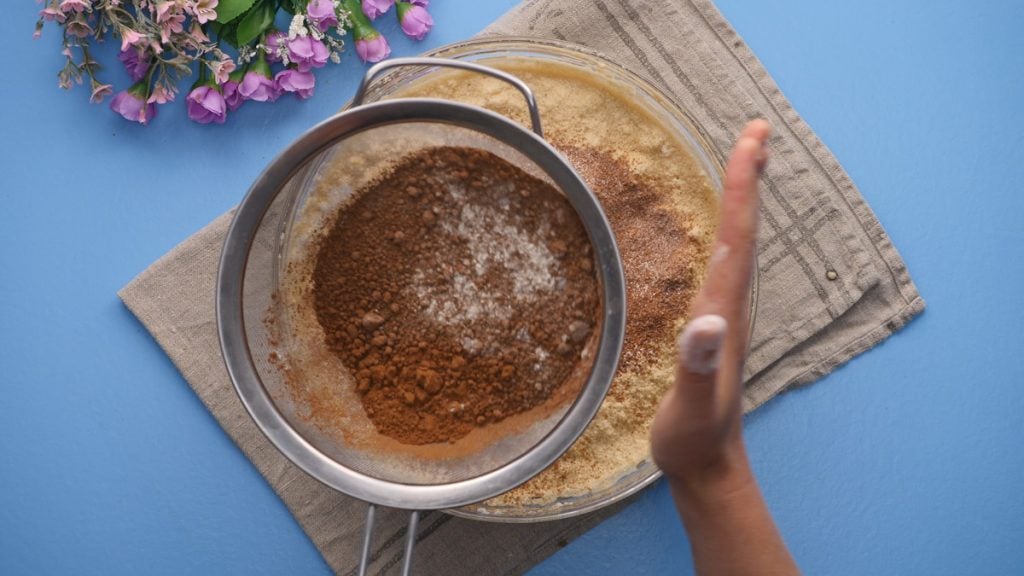 Luksuzni Amandine z rumovim sirupom in fondantnim prelivom.