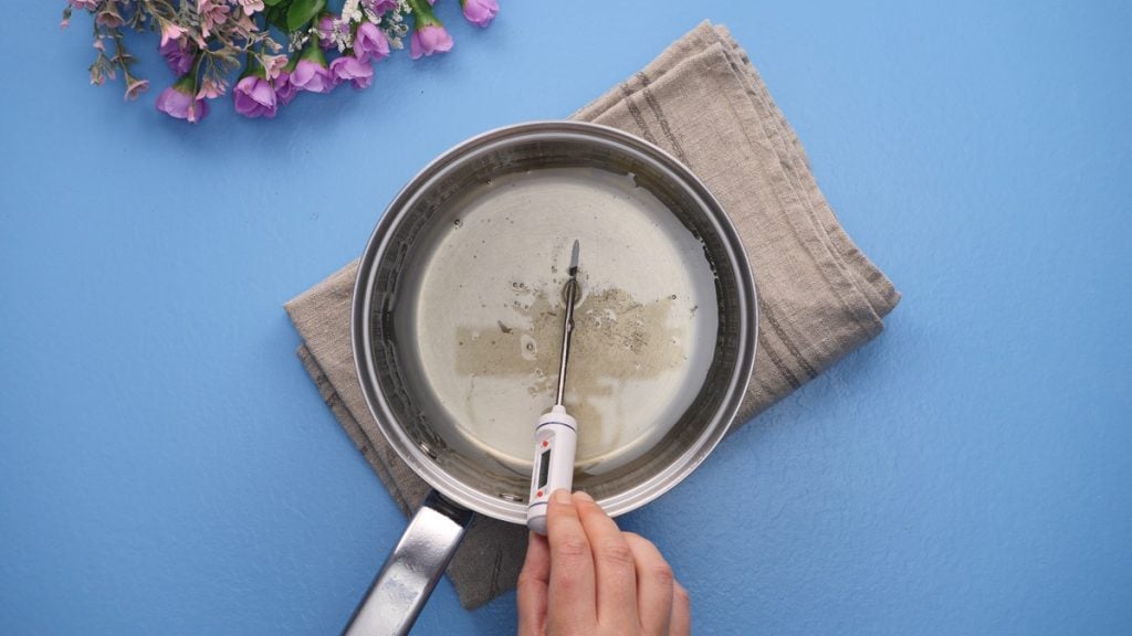 Luksuzni Amandine z rumovim sirupom in fondantnim prelivom.