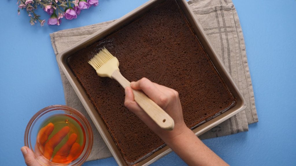 Luksuzni Amandine z rumovim sirupom in fondantno glazuro.