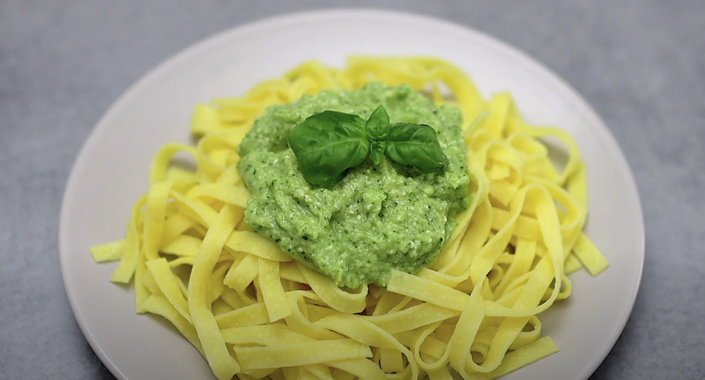 Pesto iz bučk in bazilike s pinjolami, česnom in parmezanom - enostaven in hiter za pripravo!