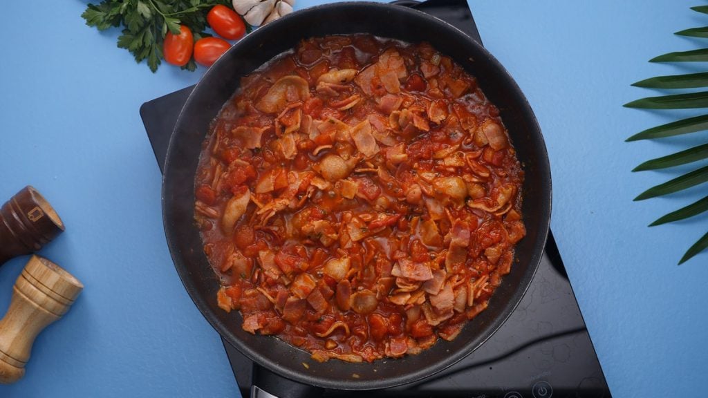 Slastni špageti s slanino, paradižnikom in stopljeno mocarelo - enostaven recept za italijansko klasiko