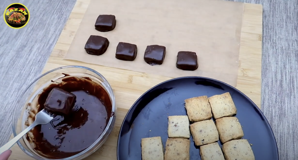 Čokoladne kocke iz mletih mandljev in orehov - kot nalašč za vroč čaj ali kavo!