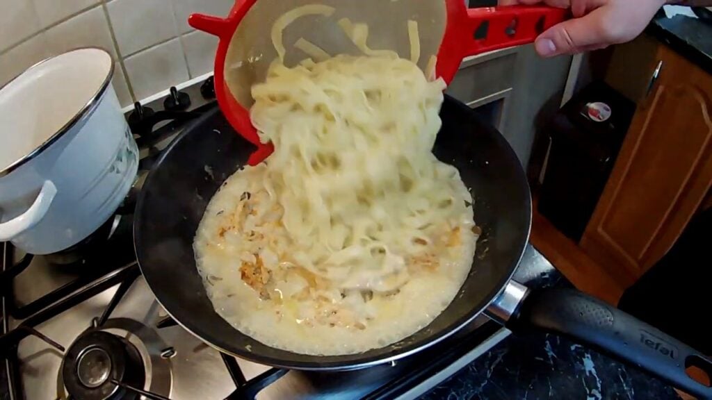 Tagliatelle s piščancem in gobovo omako