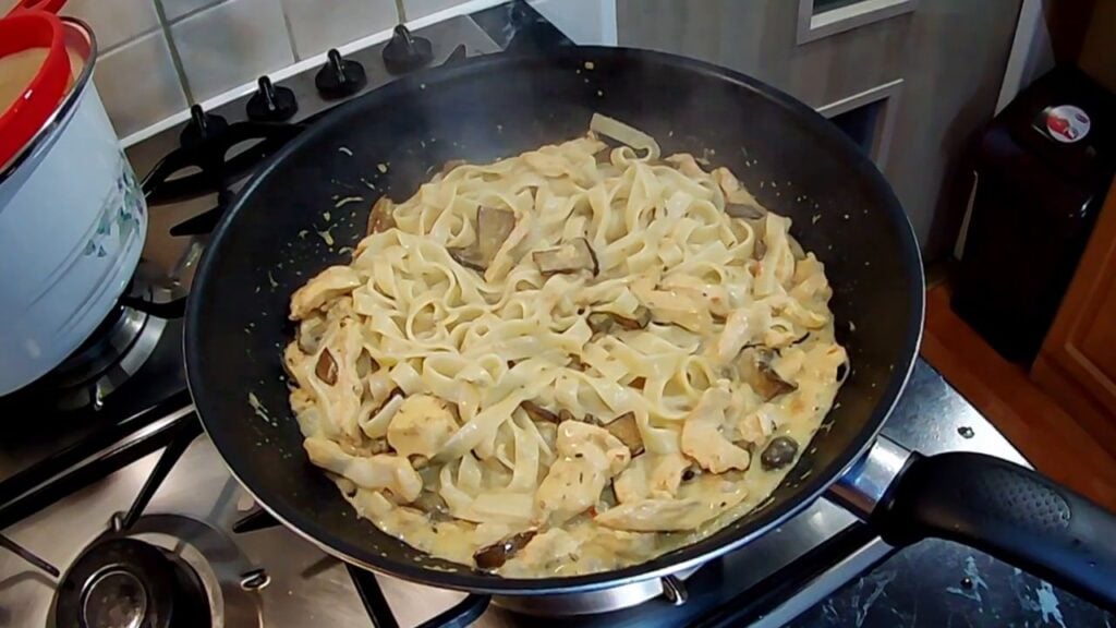 Tagliatelle s piščancem in gobovo omako