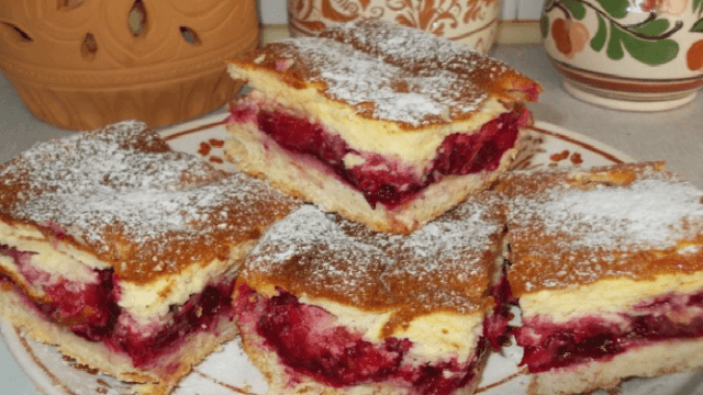 Slivova torta s kremo in kislo smetano