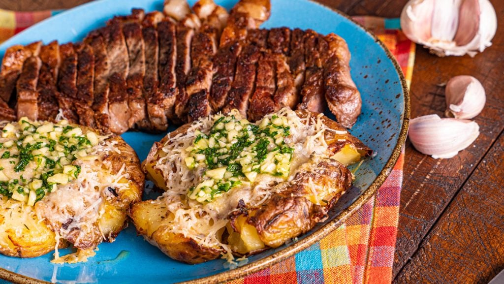 Šťavnatý hovězí steak s rozmarýnem a česnekovimi bramborami s parmazánem