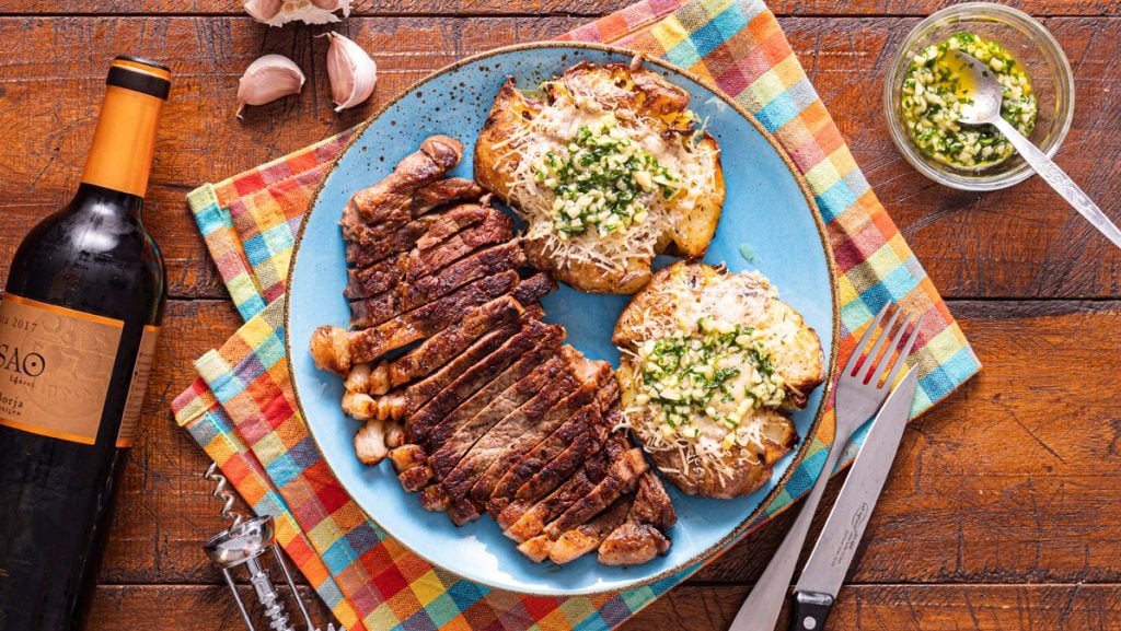 Šťavnatý hovězí steak s rozmarýnem a česnekovimi bramborami s parmazánem