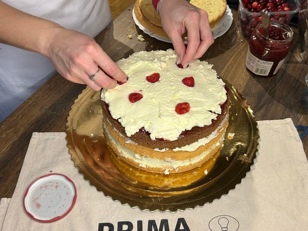 Domača rojstnodnevna torta z dvema neustavljivima nadevoma in sadjem