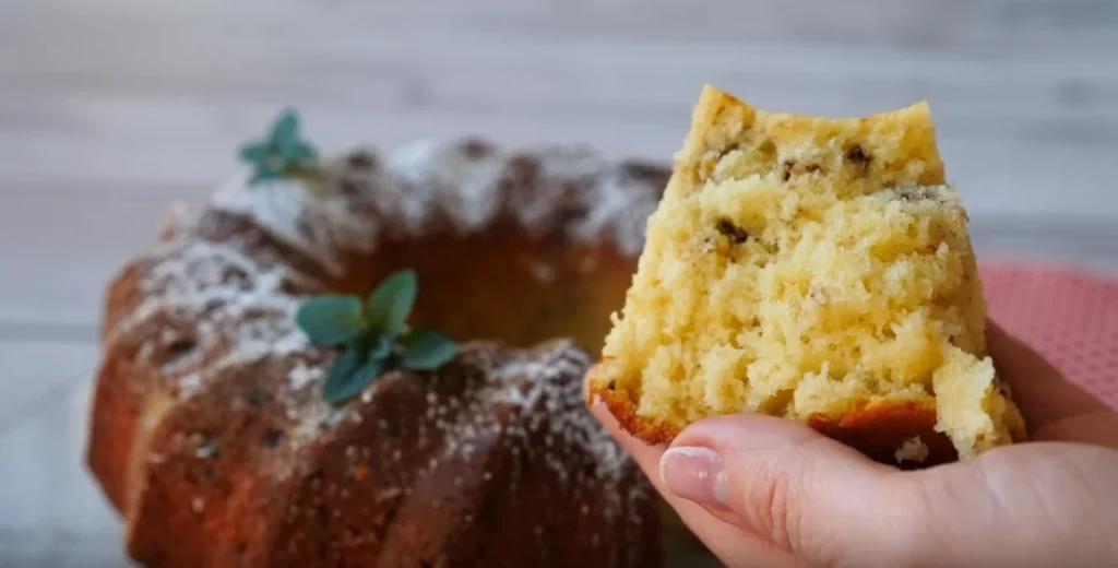 Preprosto pecivo z rozinami in oreščki z vonjem po vaniliji - sladka poslastica!