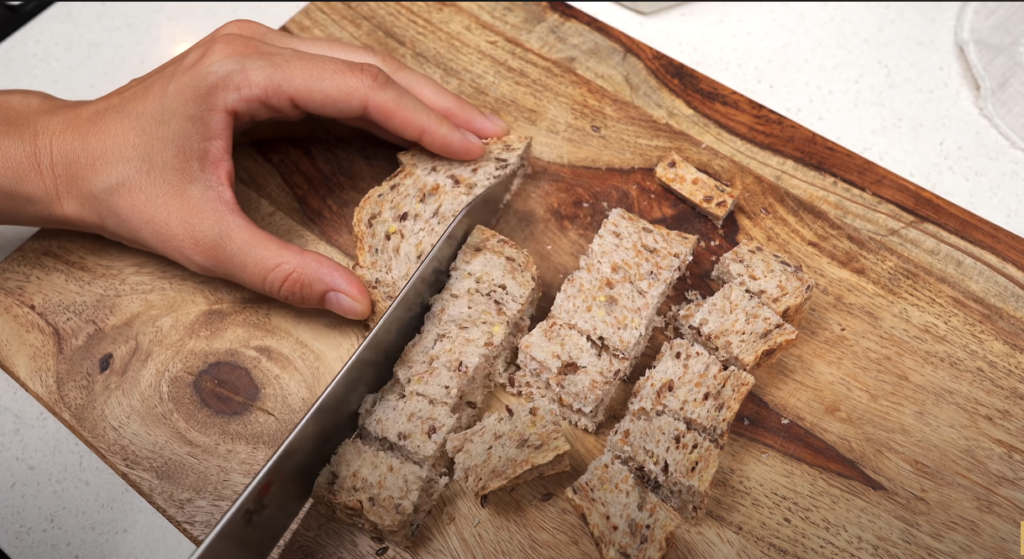 Jajčna omleta s češnjevim paradižnikom, spomladansko čebulo in parmezanom.