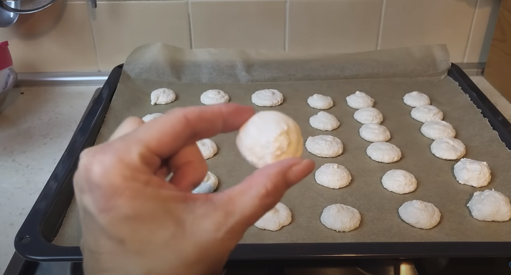 Slastni kokosovi orehi, polnjeni s čokoladno kremo in ribezovo marmelado