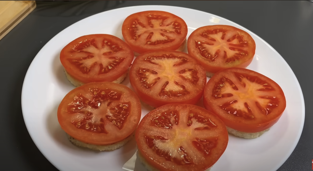 Čarobni paradižnikovi sufle z avokado-medeno pasto in kremnim sirom