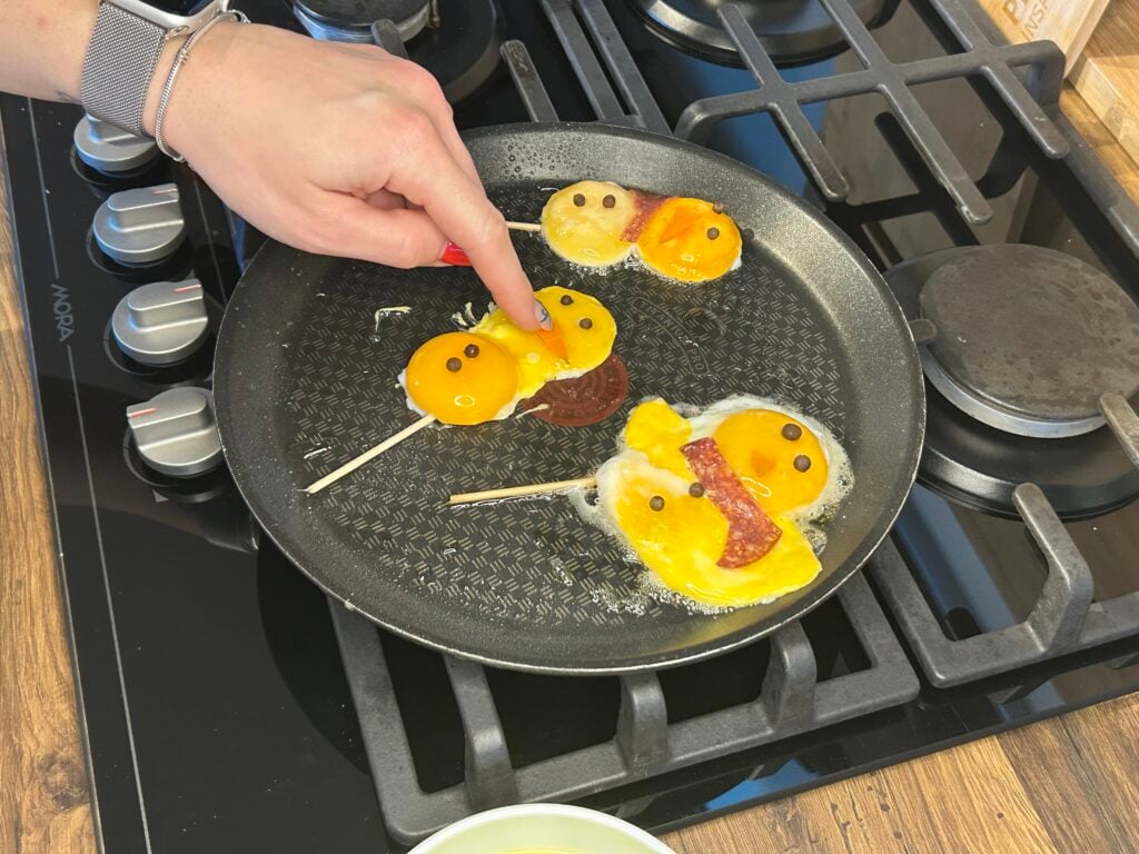 Veseli jajčni snežaki - recept, ki bo navdušil otroke in odrasle.