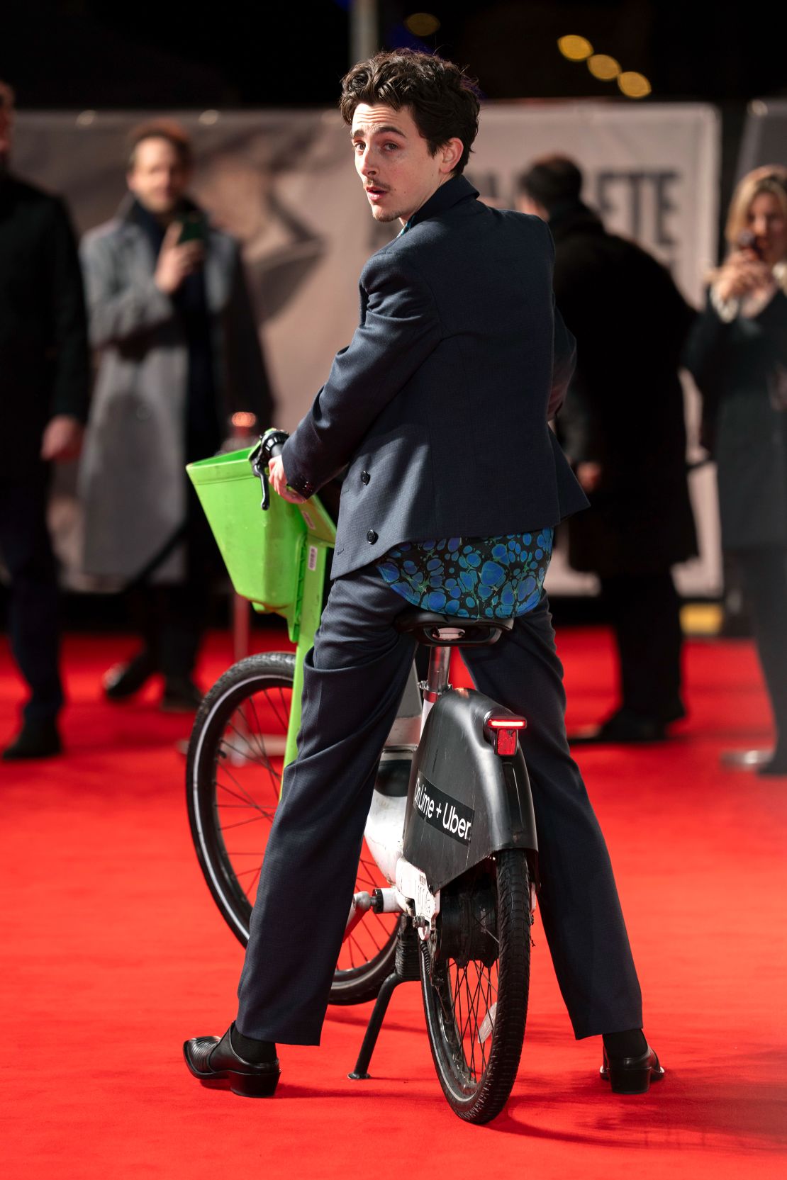 Chalamet je presenetil gledalce, ko se je na premiero pripeljal na kolesu Lime Bike.