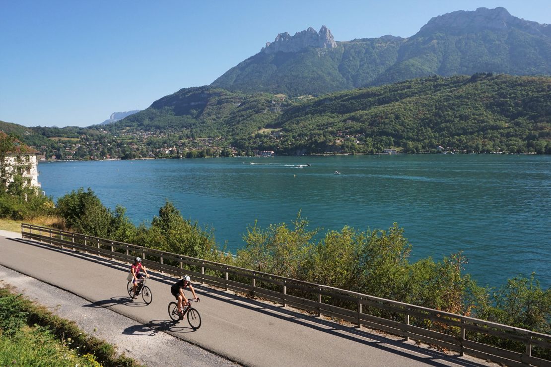 Jezero Annecy je na poti vlaka Le Grand Tour France.