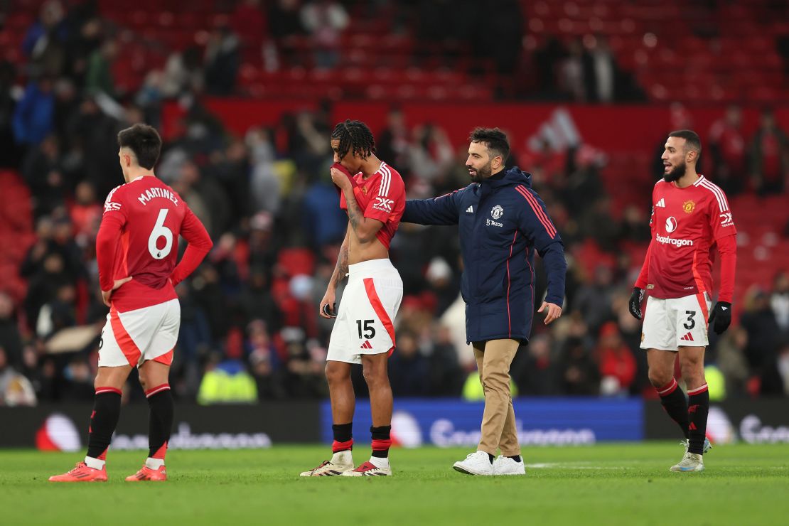 MANCHESTER, ANGLIJA - 22. DECEMBER: Ruben Amorim, menedžer Manchester Uniteda, se po tekmi Premier League med Manchester Unitedom in AFC Bournemouthom na Old Traffordu 22. decembra 2024 v Manchestru (Anglija) pogovarja z Lenyjem Yoro iz Manchester Uniteda. (Foto: Matt McNulty/Getty Images)